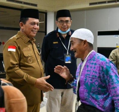 Gubernur Kepri Ansar Ahmad Menyambut Langsung Kepulangan Jemaah Haji Kloter 1 Kepri
