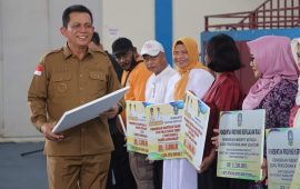 Gubernur Ansar Serahkan Insentif dan Bantuan Hiba Rp 62 Miliar di Kota Batam