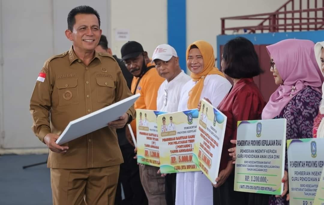 Gubernur Ansar Serahkan Insentif dan Bantuan Hiba Rp 62 Miliar di Kota Batam