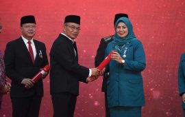 Gubernur Kepulauan Riau dan Ketua TP-PKK Provinsi Kepri Dewi Kumalasari Ansar menerima Penghargaan Manggala Karya Kencana dari BKKBN RI