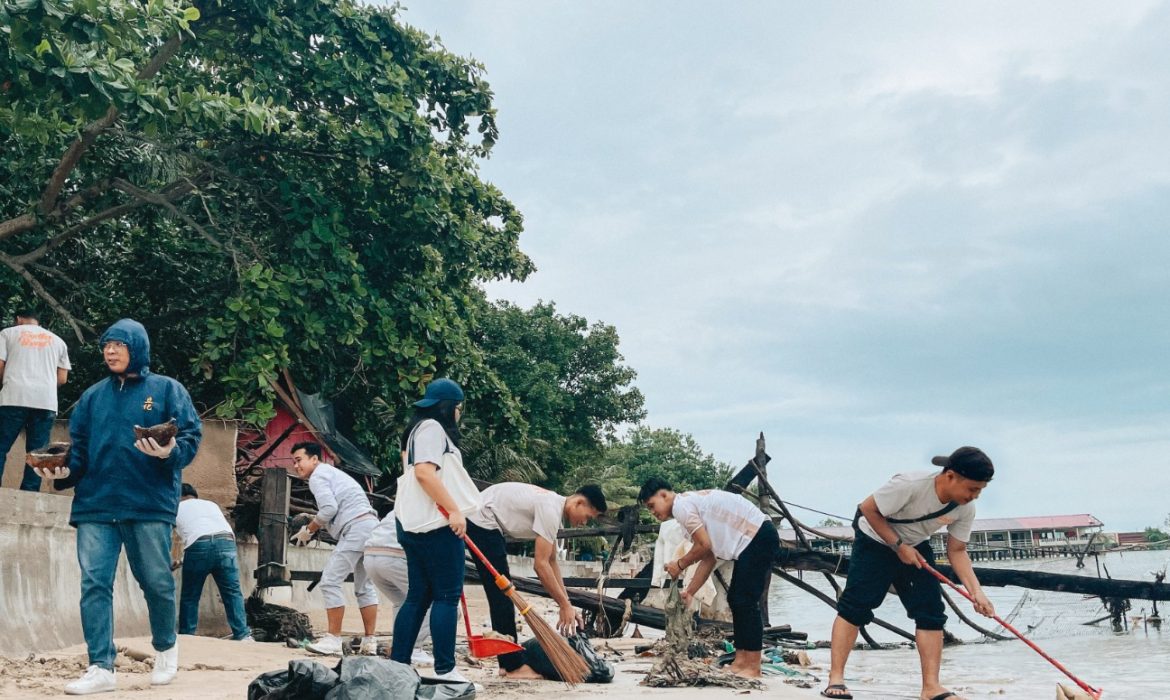 HUT ke-12, Harris Hotel Batam Center Lakukan Kegiatan Sosial CSR membersihkan pantai nongsa