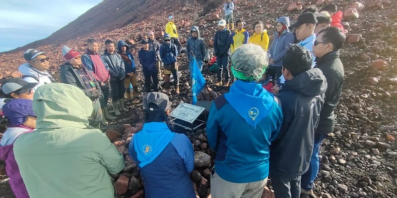 Tim Elpala SMA 68 Sukses Capai Puncak Gunung Kerinci dan Revitalisasi Prasasti Yudha Sentika