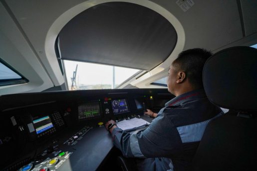 Hadiah HUT RI dari KCIC – Masinis Whoosh Indonesia Telah Mengemudikan Kereta Berpenumpang