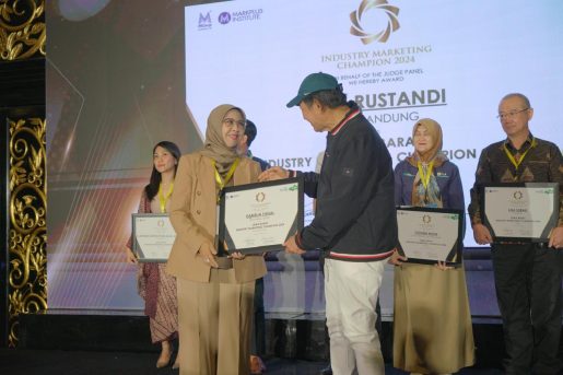 Kamelia Faisal Wakili Bio Farma Terima Award Sektor Farmasi