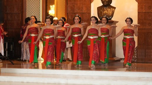 Tari Sekar Puri Mengisi Sanubari Pengunjung Hari Pahlawan di TMII