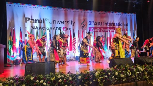 Penari Indonesia Memukau Ribuan Penonton di Festival Tari Gujarat India