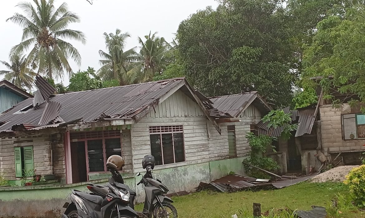 Puting Beliung Terjang Perumahan Warga di Kelurahan Sungai Lumpur, 8 Rumah Rusak Parah