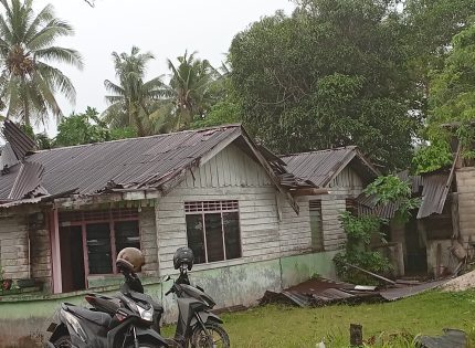 Puting Beliung Terjang Perumahan Warga di Kelurahan Sungai Lumpur, 8 Rumah Rusak Parah