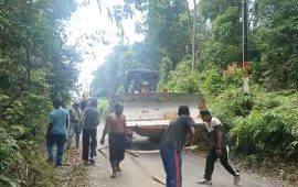 Warga Desa Selayar Kompak Gotong Royong Bersama Kapolsubsektor Perbaiki Jalan Rusak