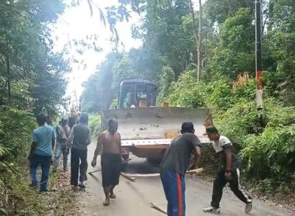 Warga Desa Selayar Kompak Gotong Royong Bersama Kapolsubsektor Perbaiki Jalan Rusak