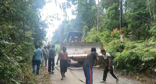 Warga Desa Selayar Kompak Gotong Royong Bersama Kapolsubsektor Perbaiki Jalan Rusak