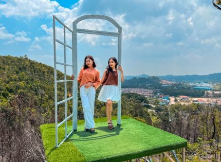 YELLO Hotel Harbour Bay Batam Hadirkan Pengalaman Menginap Plus Petualangan Alam di Puncak Beliung Batam